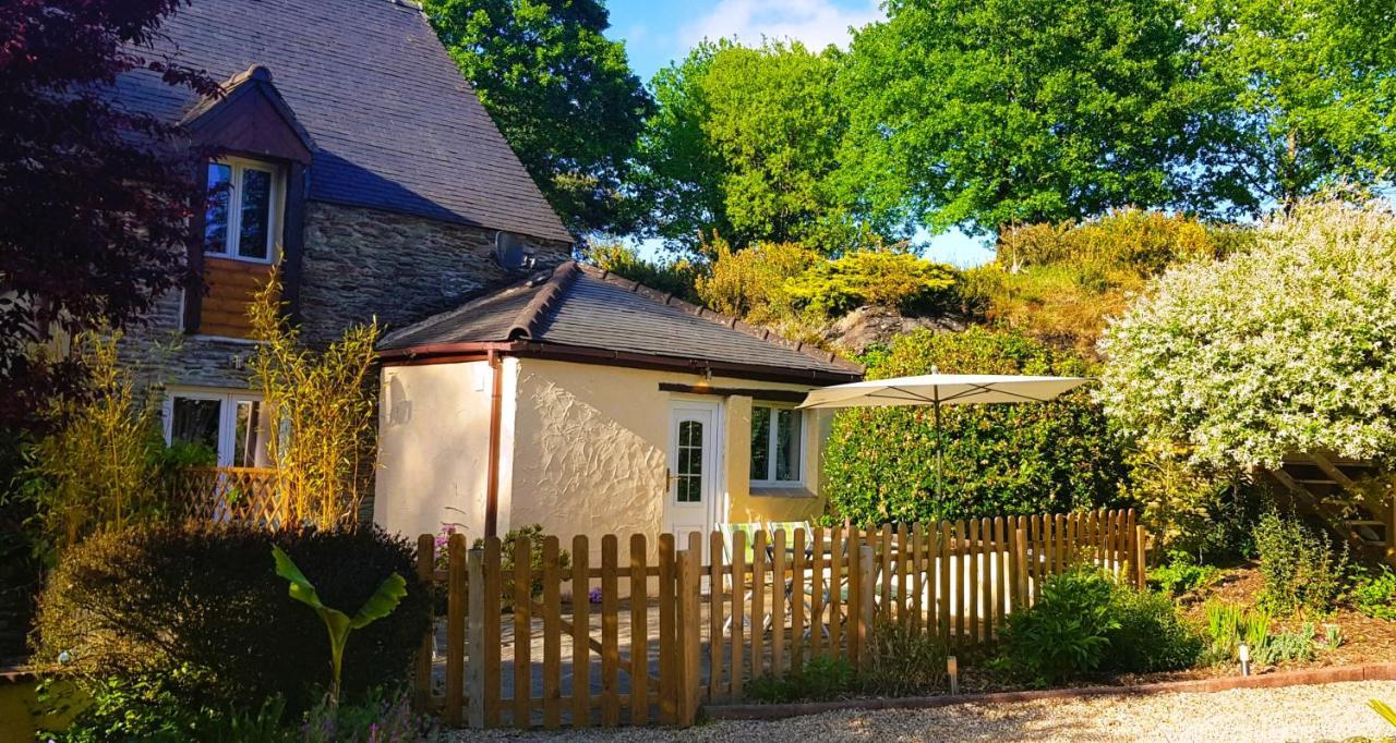 Le Vieux Moulin Gites - A Charming Stone Cottage With Garden View And Seasonal Pool Guégon Екстериор снимка